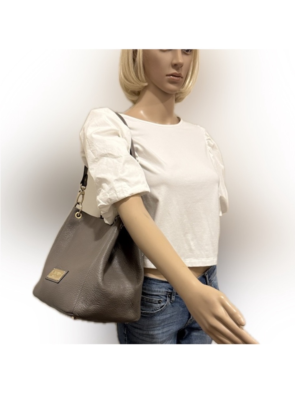 Valentino✨ Medallion Taupe
Bag by Mario Valentino